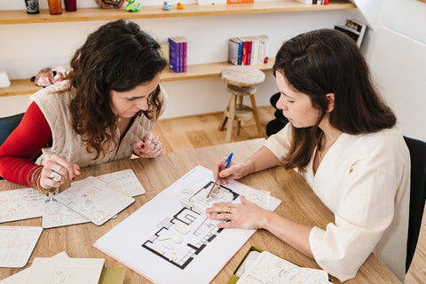 Architecte d'intérieur en rendez-vous de co-conception avec sa cliente