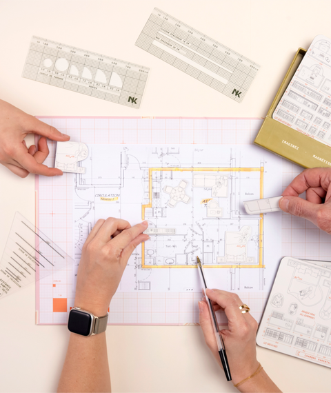 Ouvrez le plateau magnétique, posez votre plan dessus – qu’il soit dessiné ou imprimé.